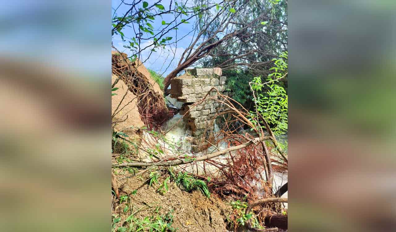 Minor irrigation tanks suffers a breach in Siddipet