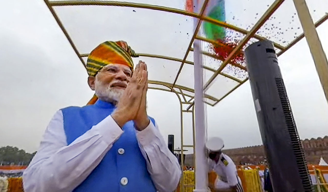 Modi hoists tricolour for 11th consecutive time, breaks Manmohan’s record