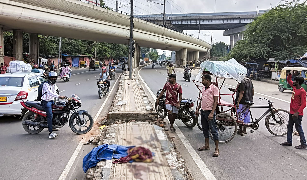 Truck runs over five sleeping on footpath in northeast Delhi, three dead