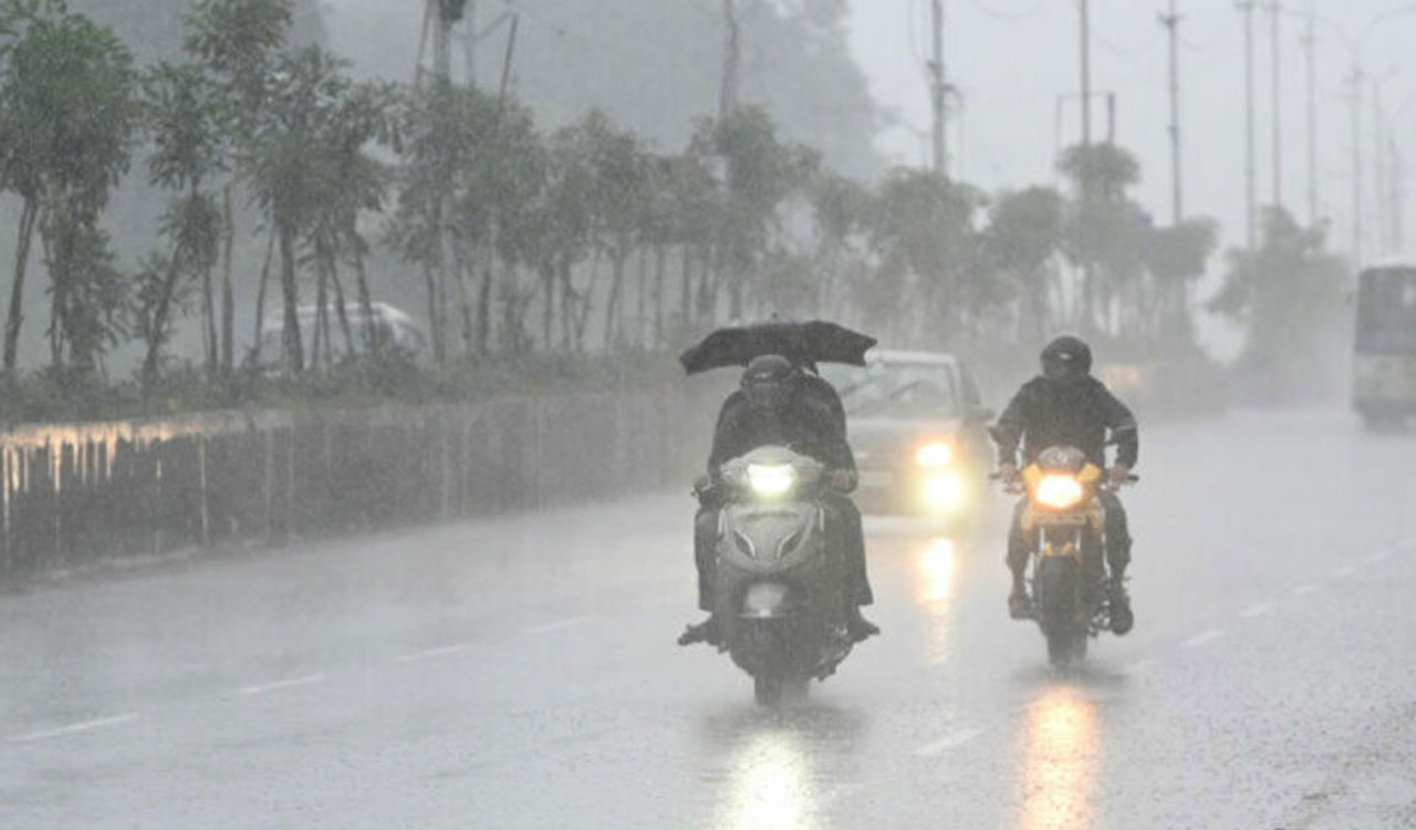 Heavy rains lash Nizamabad, cause waterlogging, traffic jams