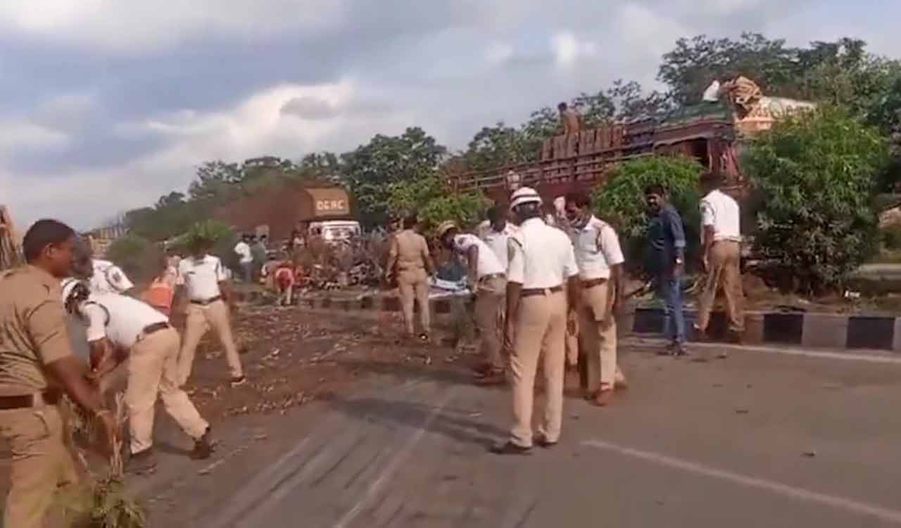 Police quickly clear Hyderabad-Vijayawada highway after truck collision