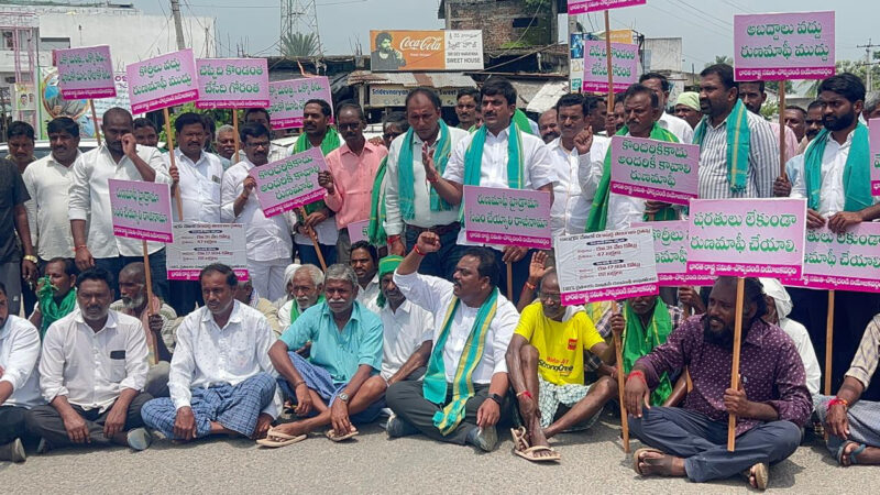 BRS leader and former MLA Sunke Ravishankar participating in dharna along with farmers near Pudur of Choppadandi constituency on Wednesday.