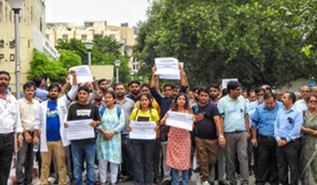 Amid the RG Kar protest, West bengal govt. orders transfer of 42 doctors