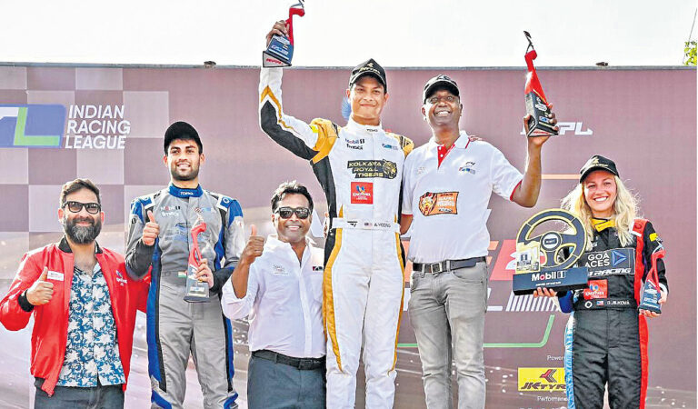 Hyderabad Blackbirds Akhil Rabindra (2nd left) in Chennai on Sunday.