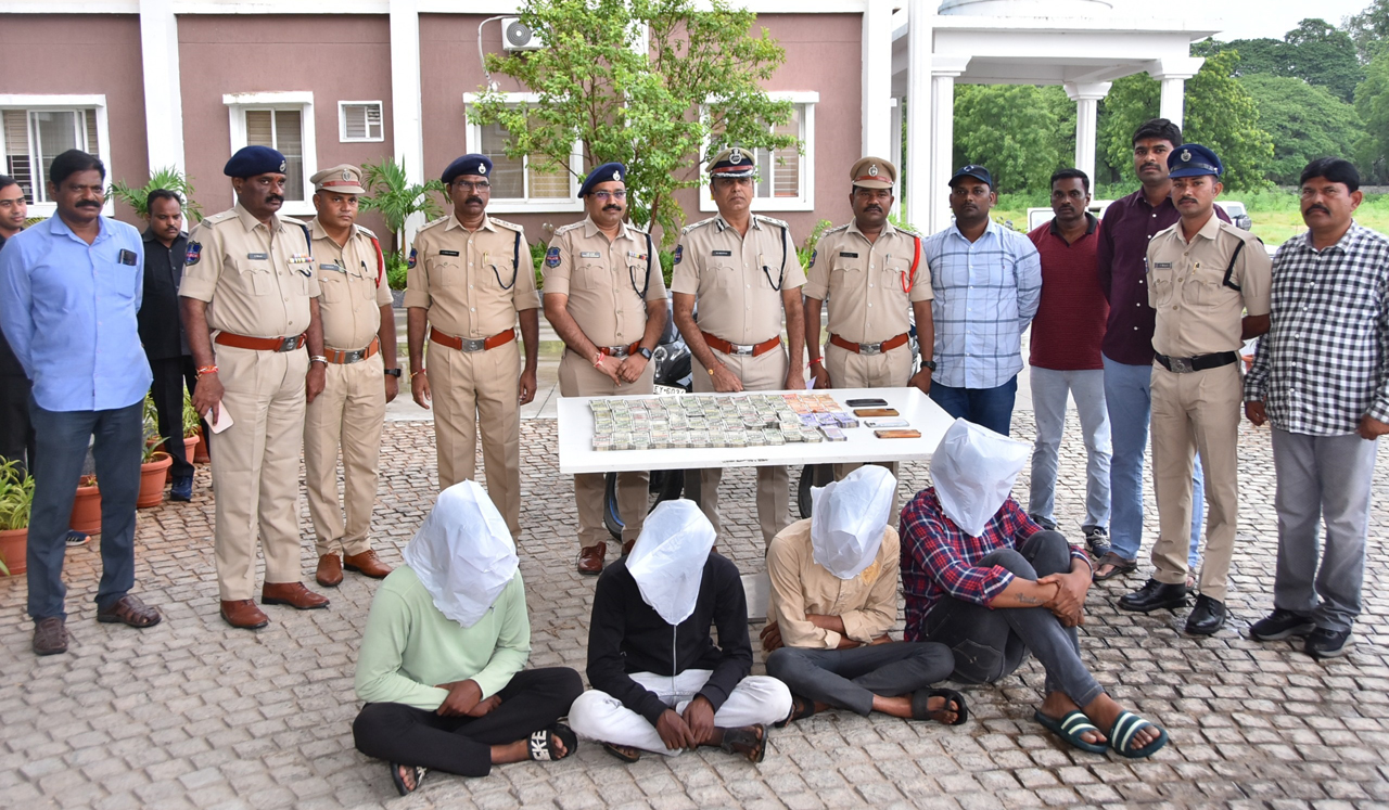 Two drivers, two others held for stealing cash Rs 28 lakh from car in Mancherial