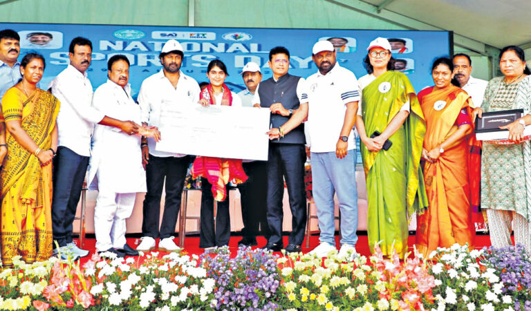 Esha Singh (middle) receives a cheque for Rs 5 lakh at Gachibowli Stadium, Hyderabad on Thursday.