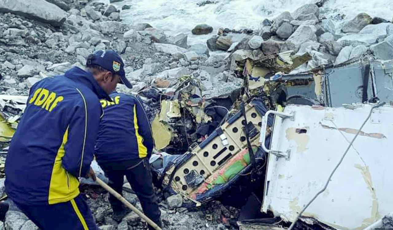 Snag-hit chopper being airlifted crashes in Kedarnath