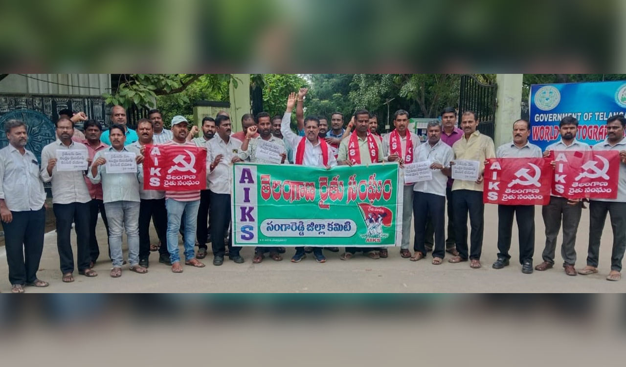 Loan waiver: Rythu Sangam stages protest in Sangareddy