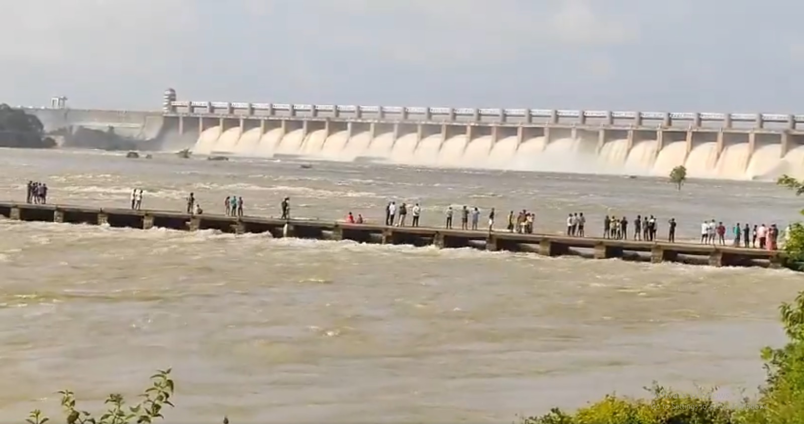 Krishna river riparian inhabitants cautioned as Tungabhadra dam gate washed away