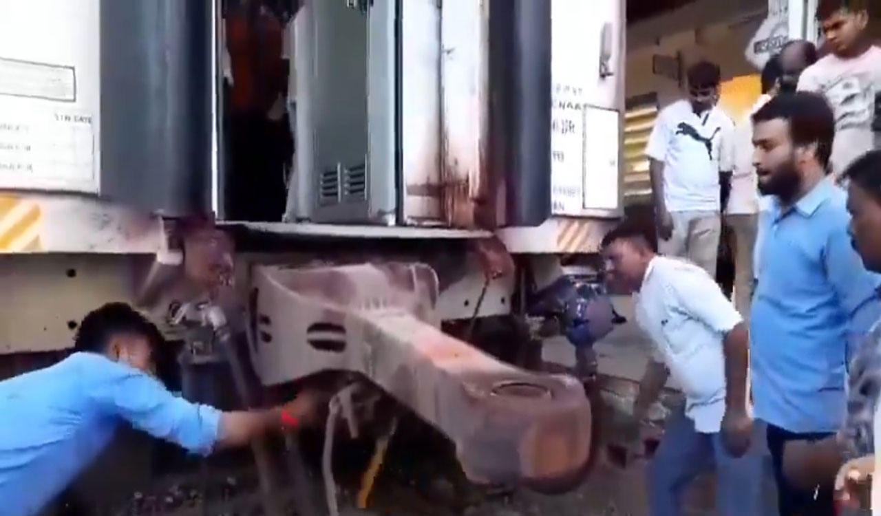 Coaches of Ganga Sutlej Express train detach during journey in UP