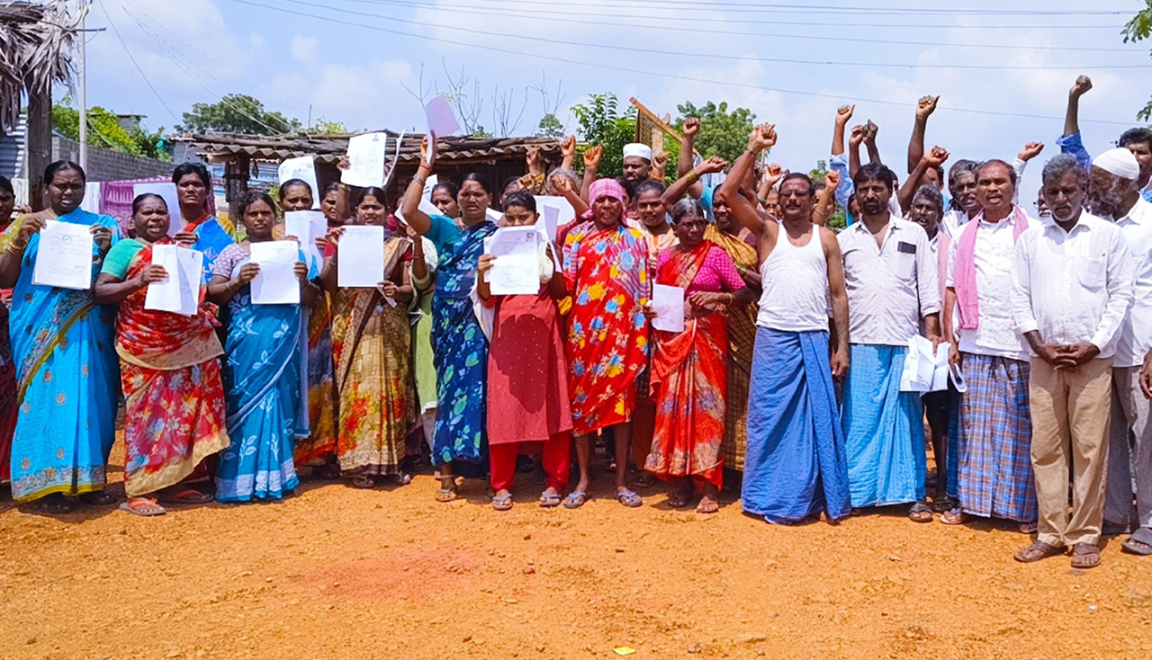 Khammam: Vinoba Colony residents demand electricity and water supply