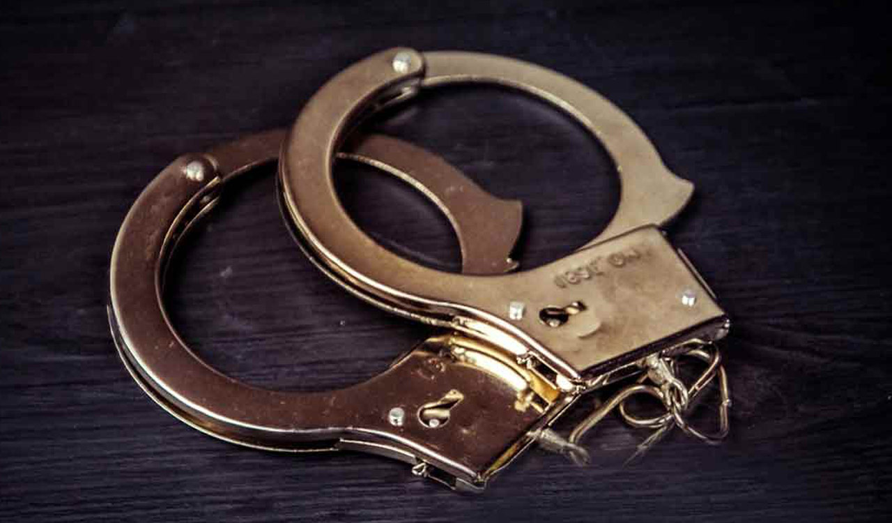 Hyderabad: Police nabbed two suspects robbing motorists