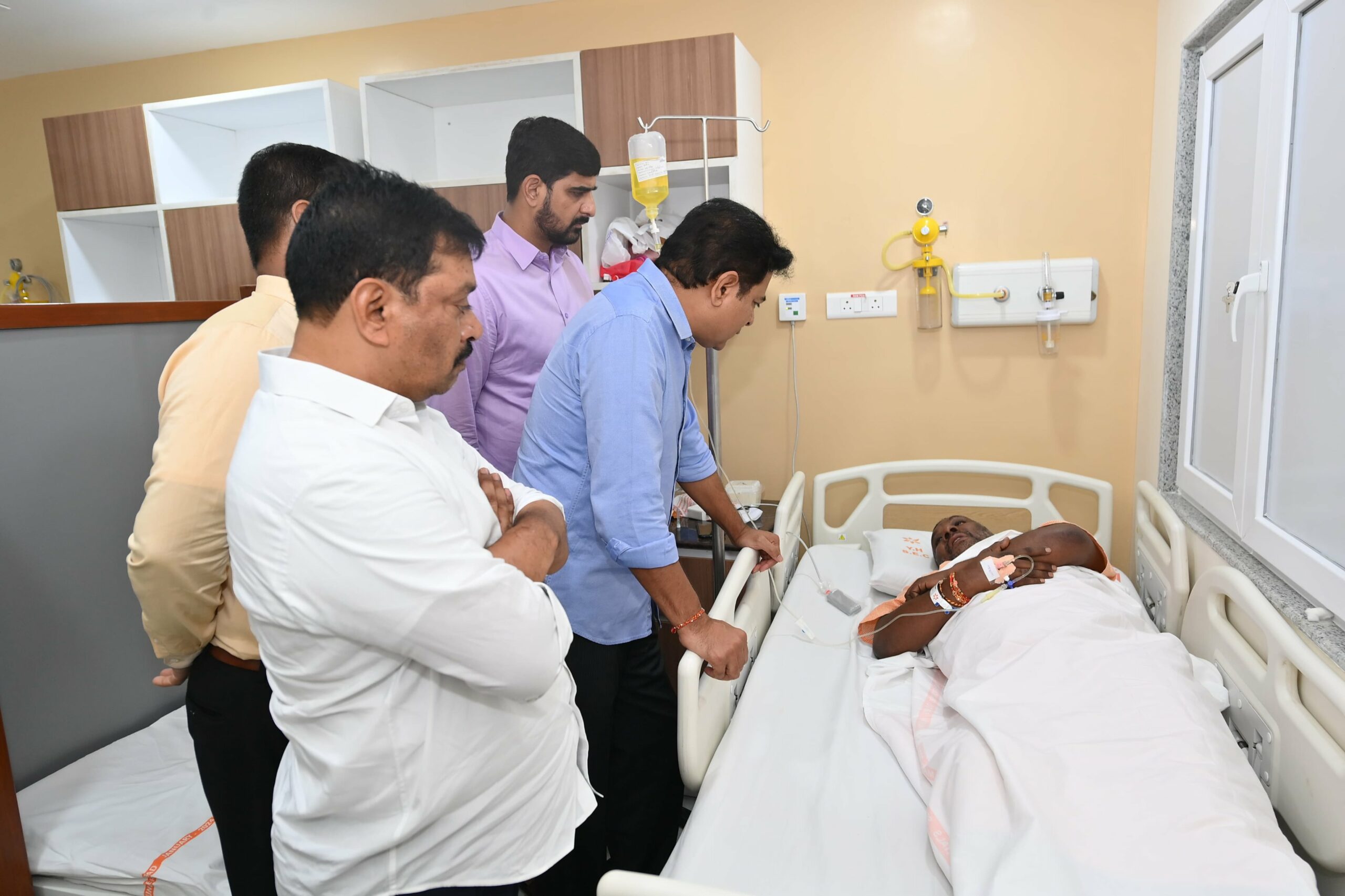 Hyderabad: KTR visits Jitta Balakrishna Reddy in hospital