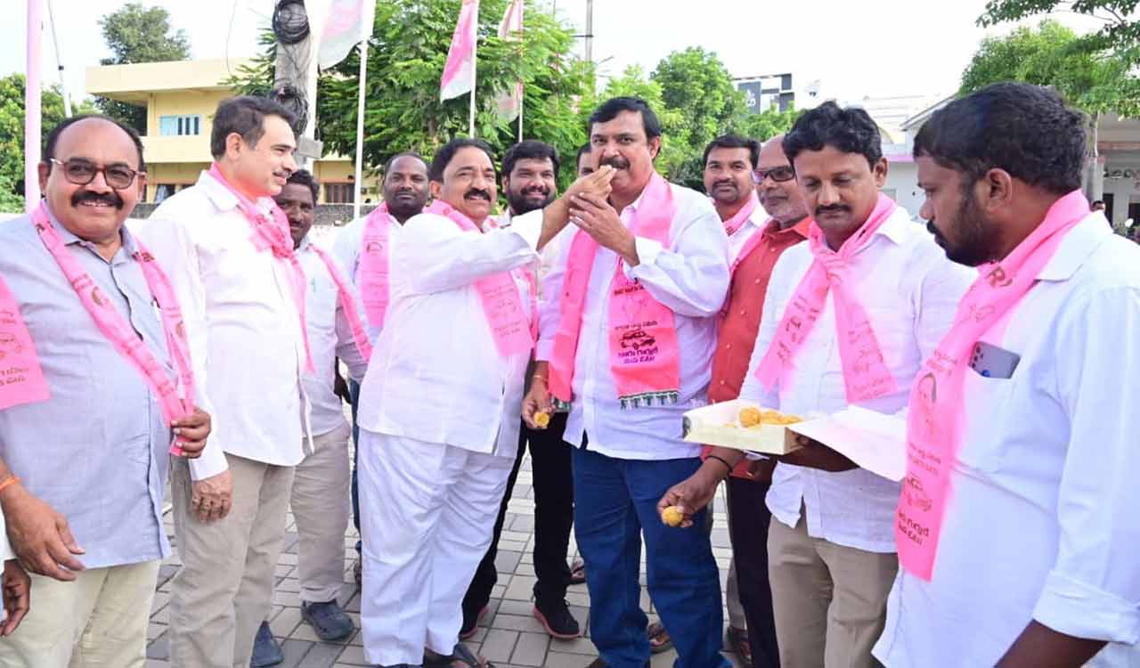 Bail to MLC Kavitha: BRS cadres burst into celebrations in Khammam