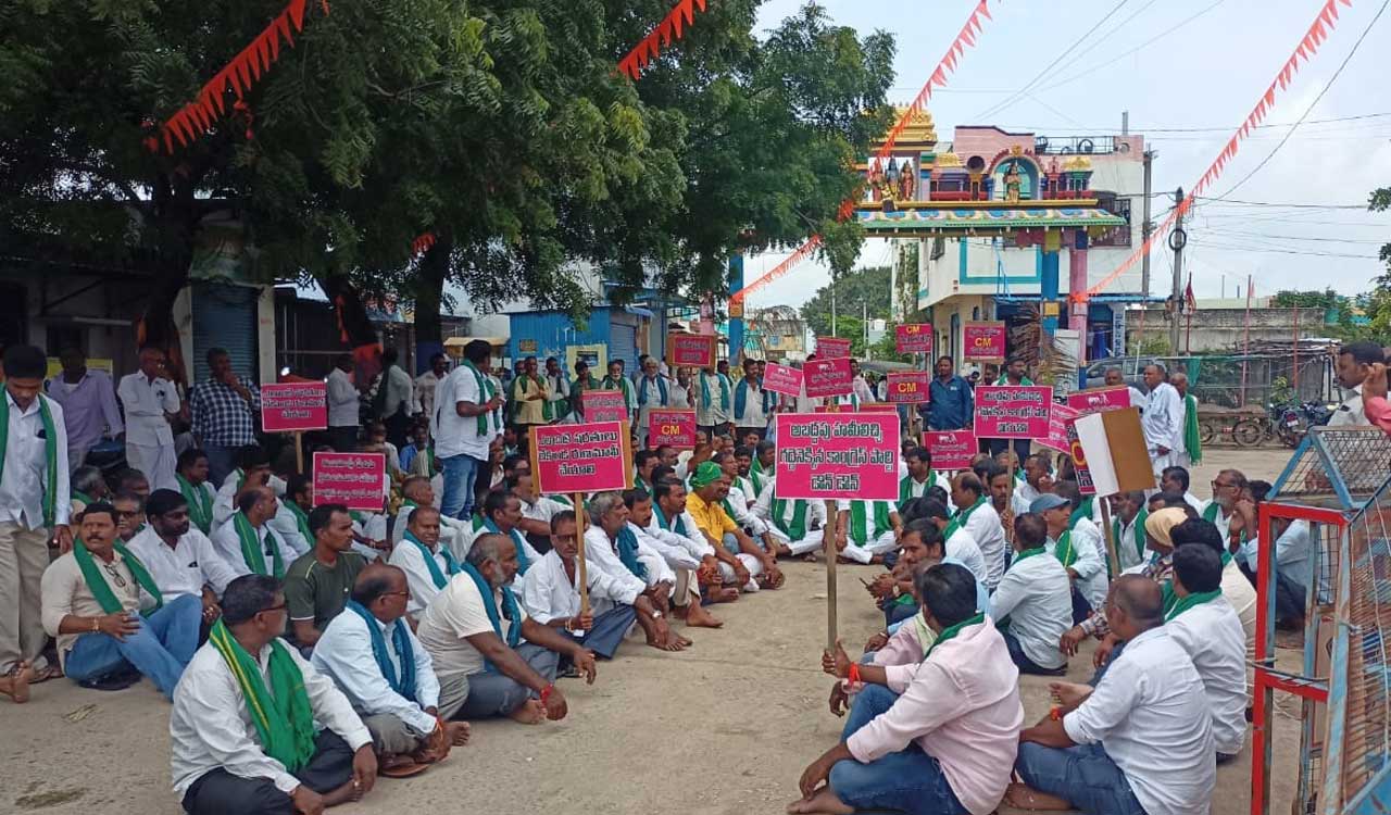Farmers continue to protest against govt’s failure to implement crop loan waiver