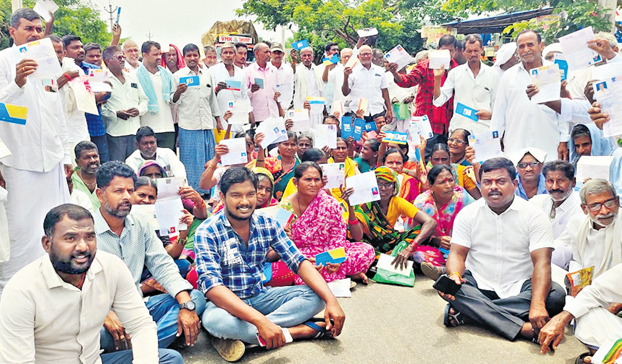 Loan waiver no guarantee! Farmers hit the streets across Telangana