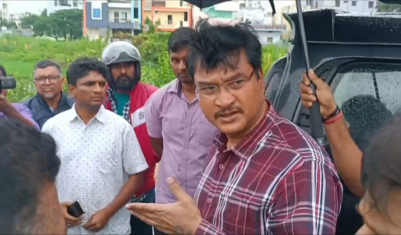 HYDRAA Commissioner examines encroachments in Patancheru, Ameenpur