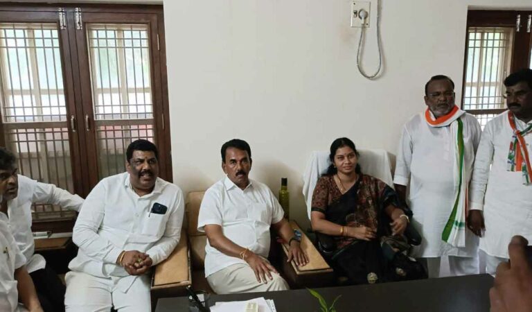 Tension escalated in the town soon after Jupally Krishna Rao reached Gadwal. Holding Congress party flags and raising slogans, Sarita's supporters squatted in front of the convoy.