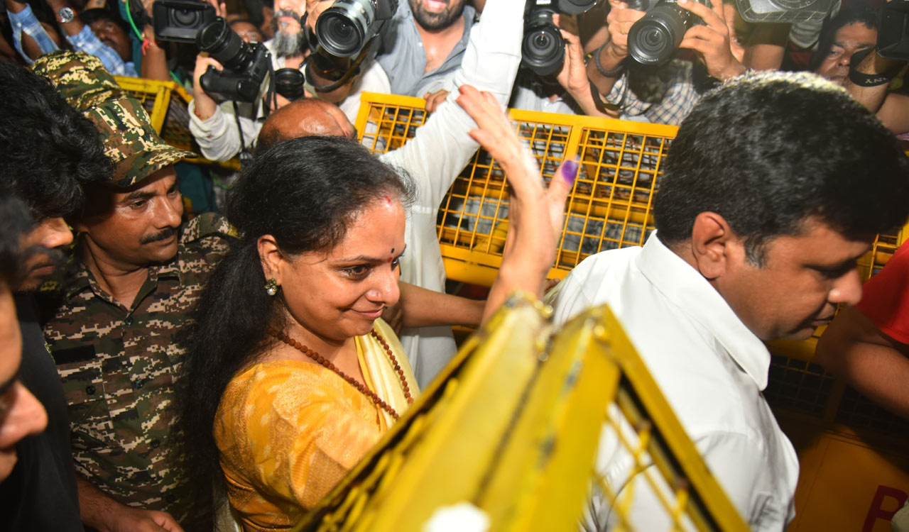 Celebrations galore as Kavitha walks out of jail after 5 months