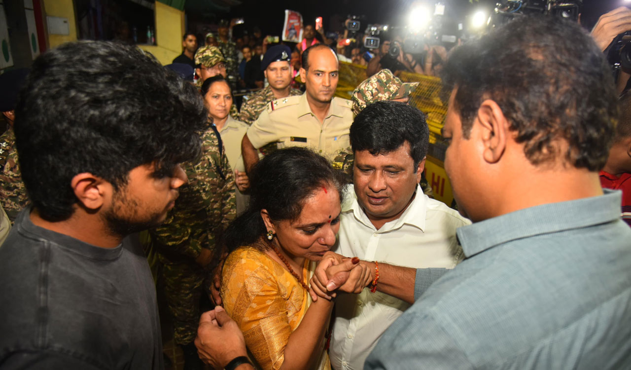 Celebrations galore as Kavitha walks out of jail after 5 months