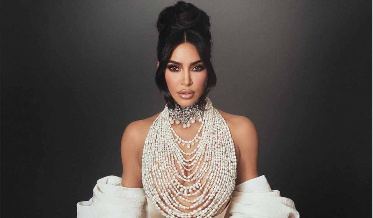 Kim Kardashian confirms her relationship status, ‘Officially Single Again’
