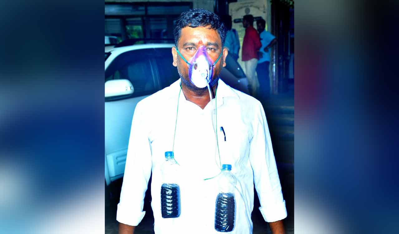 Sangareddy: Man wears oxygen mask to protest against pollution