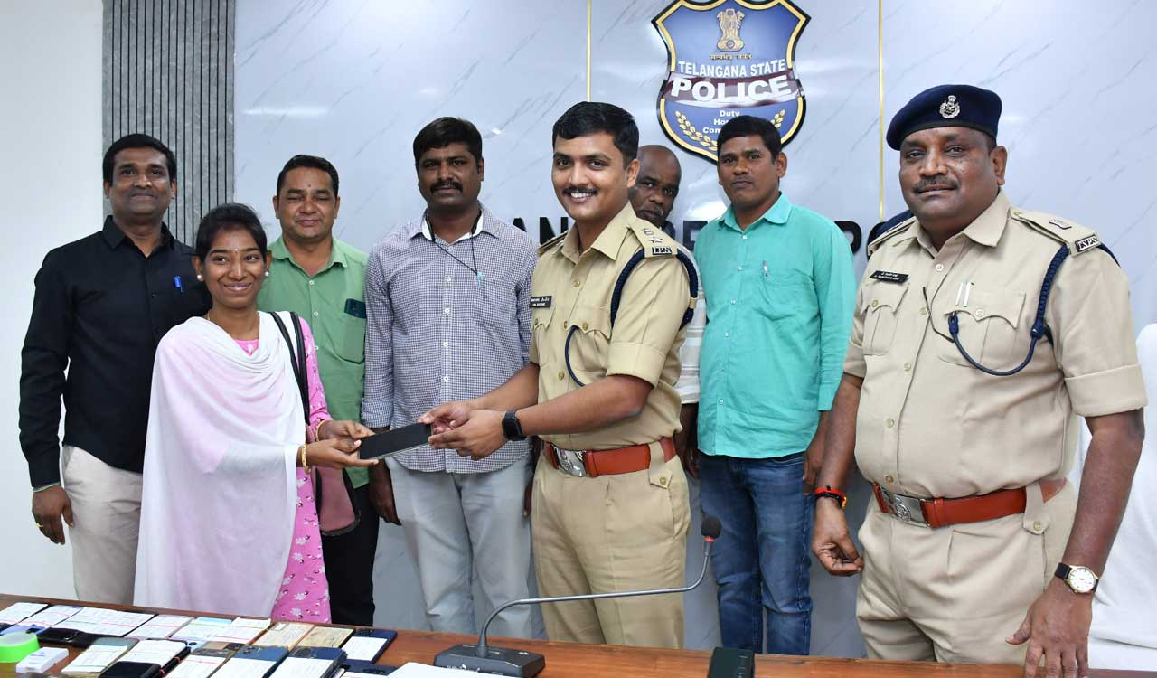 Telangana: Special team recovers 135 stolen mobiles within a week in Sangareddy