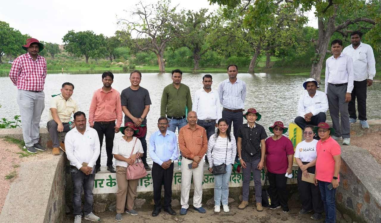 Philippines agriculture delegation visits ICRISAT-led project sites in India