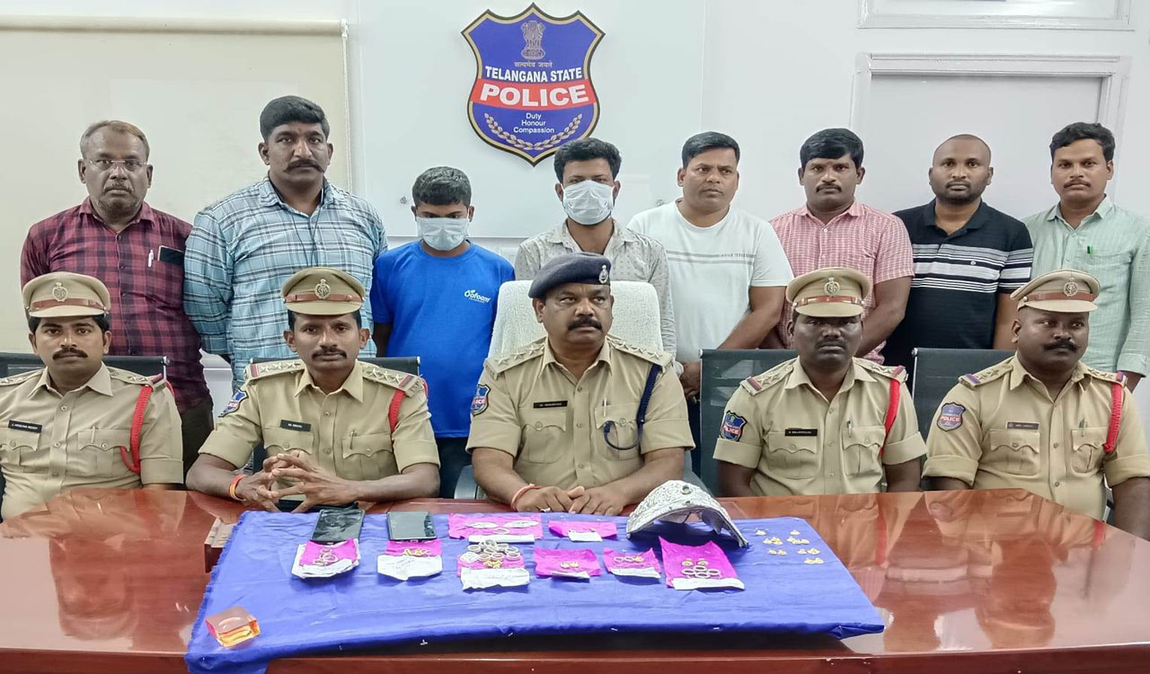 Siddipet police nab two burglars looting temples