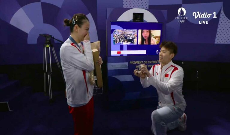 Chinese badminton player, Liu Yuchen went on his knees to propose to his badminton partner Huang Ya Qiong