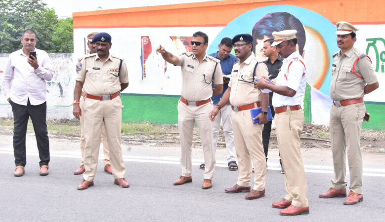 Ramagundam Police Commissioner M Srinivasulu examing places for traffic signals in Peddapalli town on Monday.