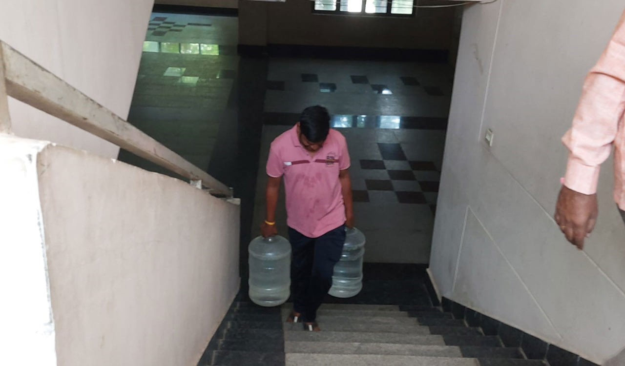 Defunct lift in Sangareddy collectorate makes life difficult to staff