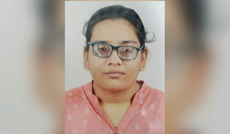 Shubhangi thanked the lecturers at the college for imparting quality education. She also thanked her parents for encouraging her in studies