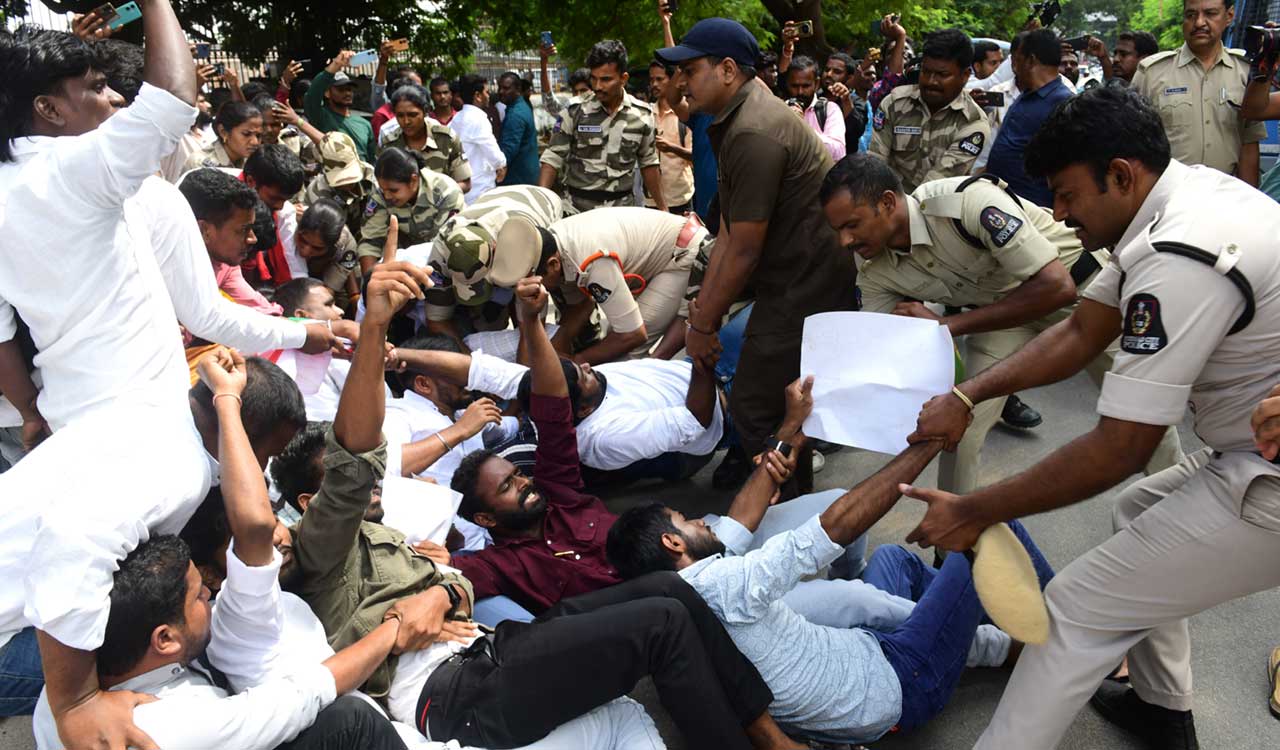 SFI Telangana protests seeking appointment of Education Minister, pending issues