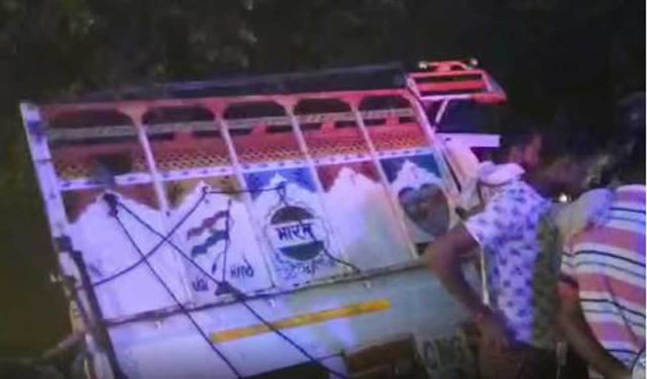 15 killed in bus and van collision on National Highway 93