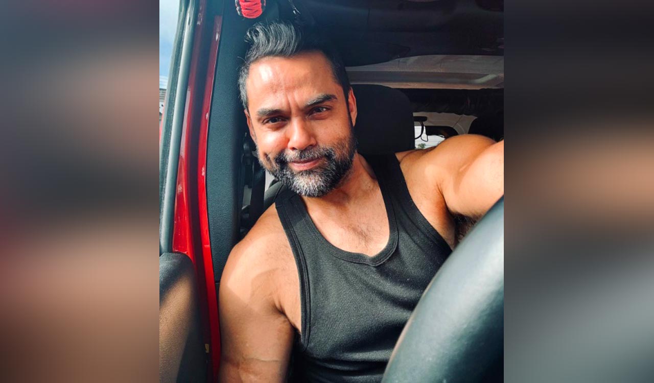 Abhay Deol seeks music for a long drive, fans suggest tracks from “ZNMD”