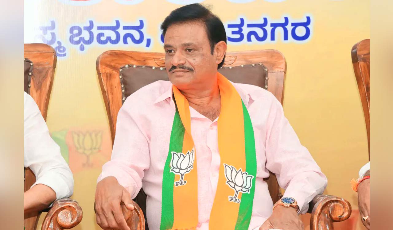 BJP MLA Munirathna arrested in Bengaluru on rape, honey-trapping charges