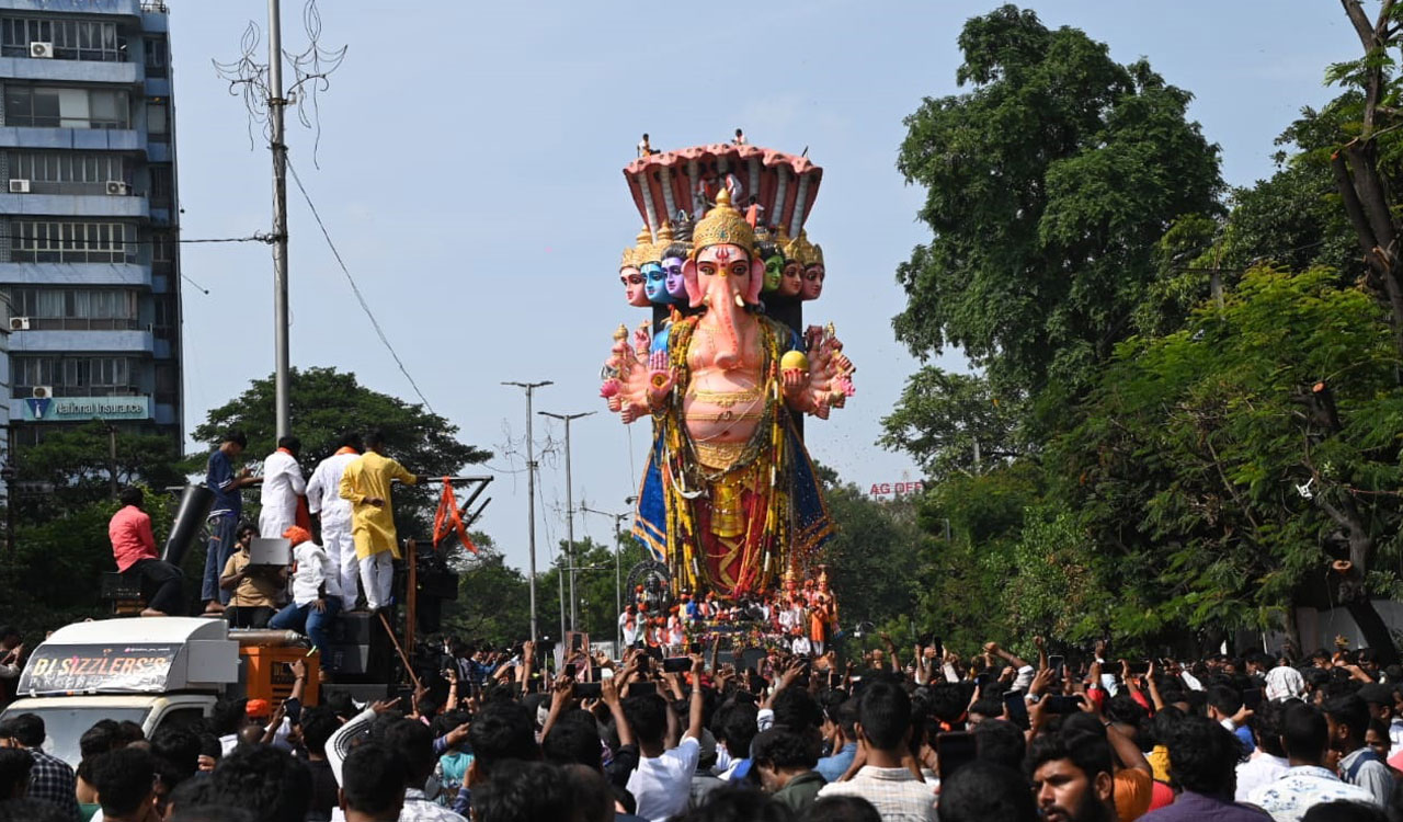 Hundreds of devotees throng Tank Bund to bid adieu to Khairatabad Ganesh