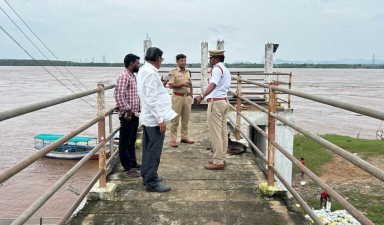 Additional SP (Operations) Paritosh Pankaj inspected Godavari karakatta at Bhadrachalam in Kothagudem district.