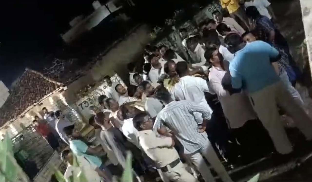 Congress cadre attempts to attack Sunitha Lakshma Reddy’s house