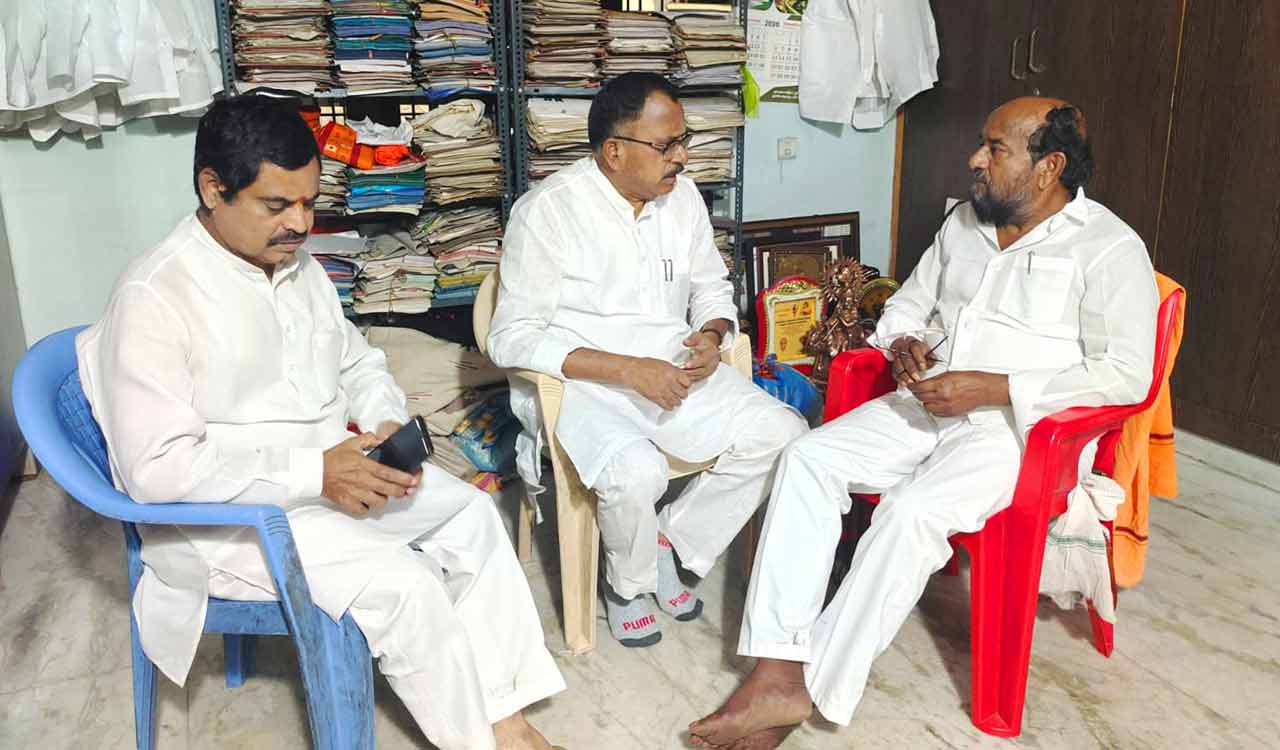 Cong MP Mallu Ravi meets Krishnaiah, invites him to join party