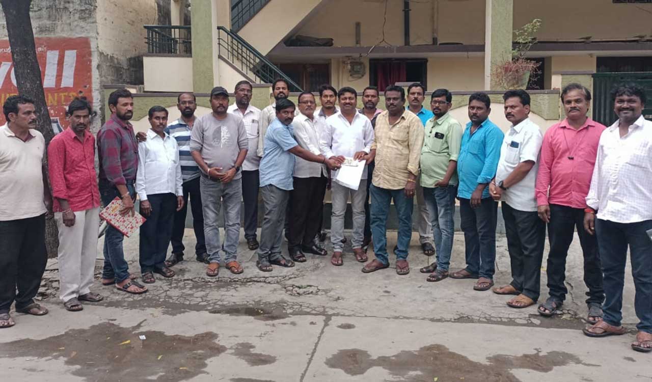 Huzurabad mechanics body extends financial assistance to flood-affected Khammam mechanics