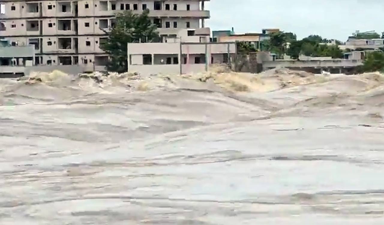 Heavy Rains and inflows spark fresh flood fears in Khammam’s Munneru River