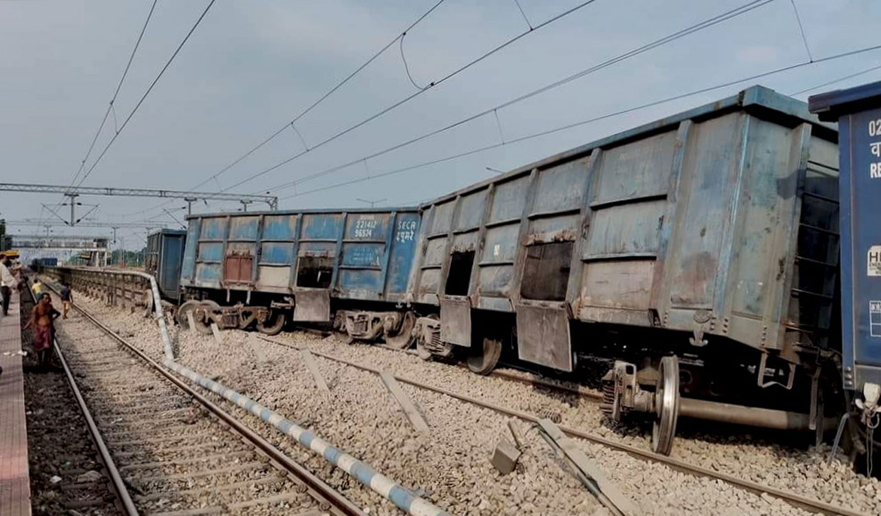 West Bengal: Five wagons of empty goods train derail, none injured