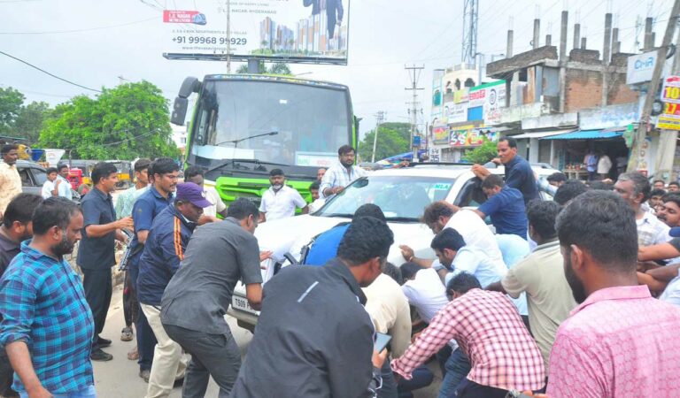HCongress workers attack Harish Rao’s convoy, car damaged in Khammam