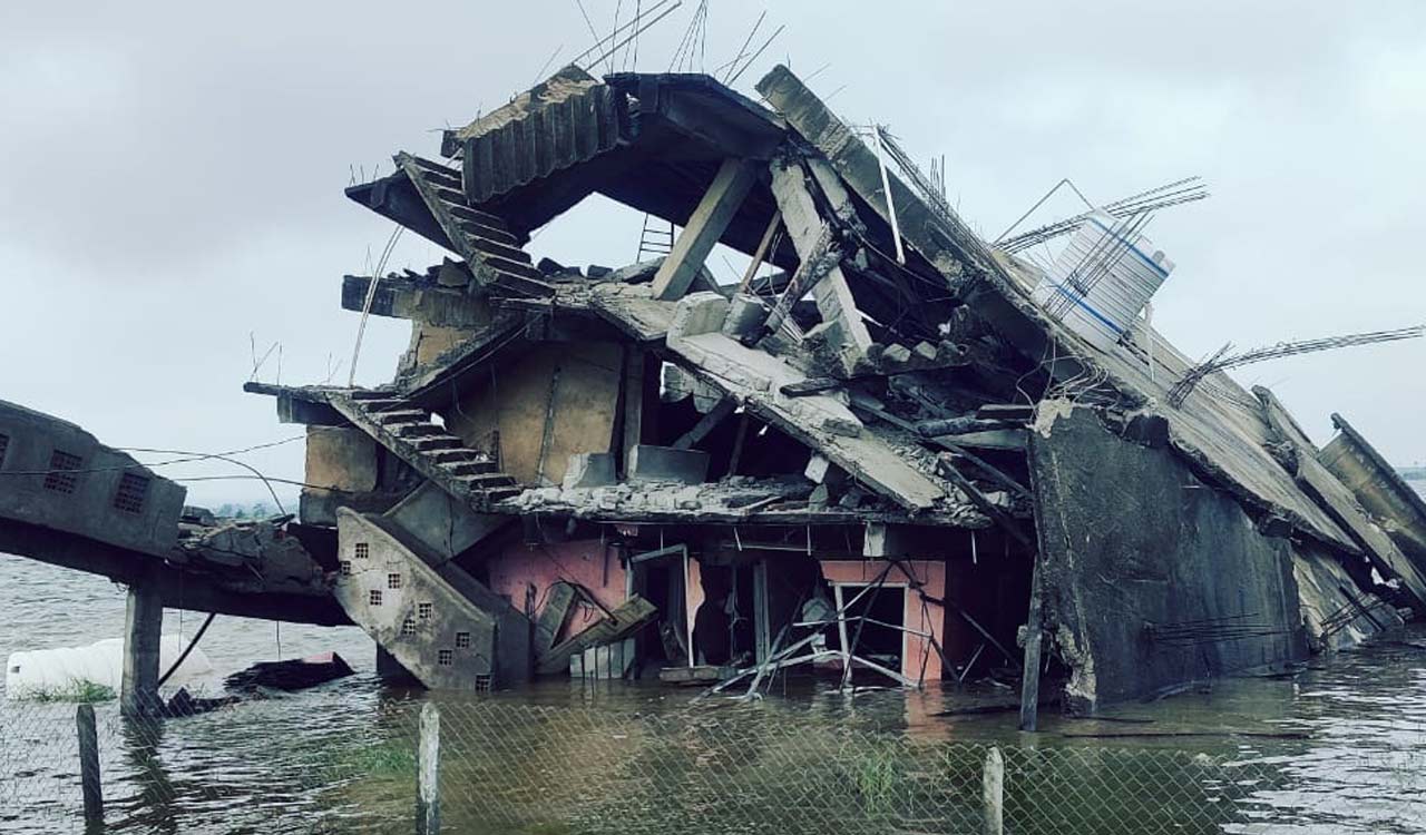 One injured after illegal structure demolished in Sangareddy lake