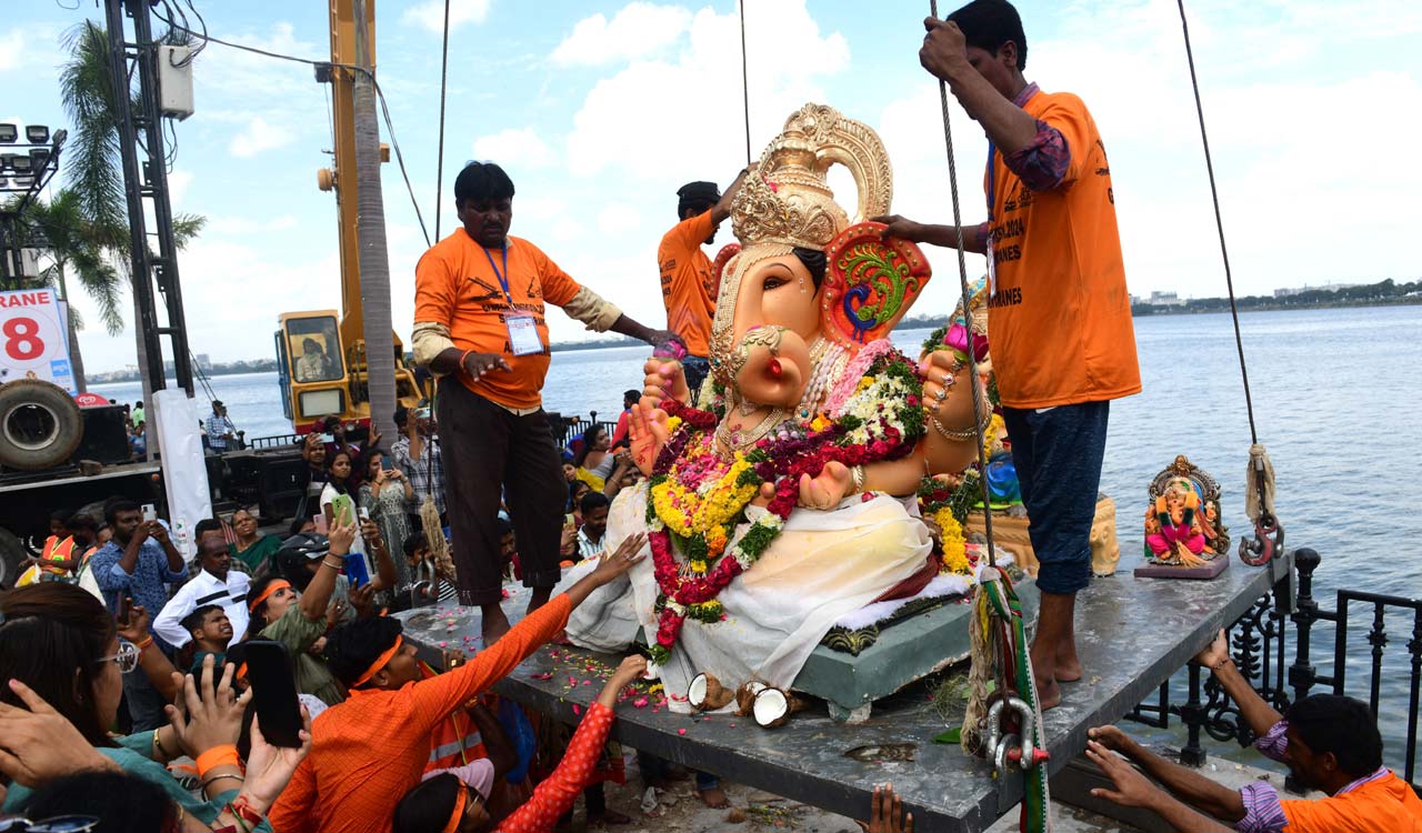 Hyderabad: TGSRTC to run 600 special buses to Hussain Sagar for Ganesh immersion on Tuesday