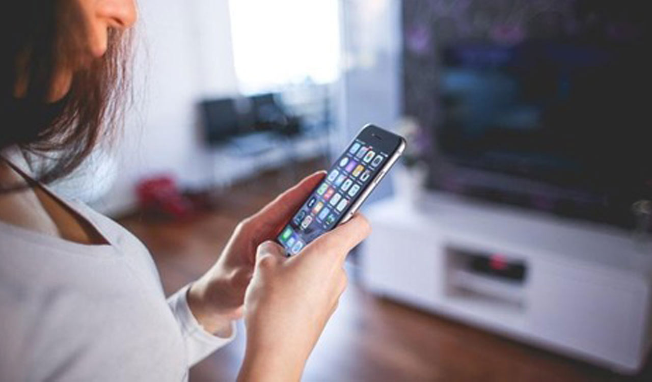 ‘Limiting mobile phone use could lower cardiovascular disease risk’