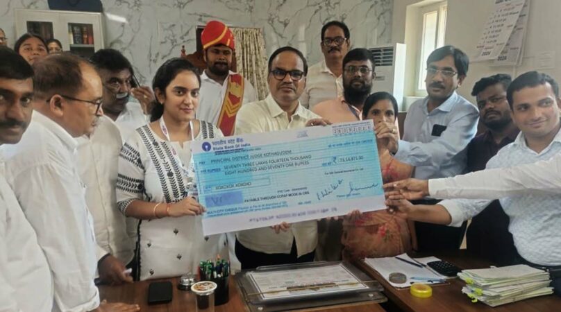Judge Patil Vasanth handed over a cash cheque of Rs 73.14 lakh to a family towards an insurance claim.