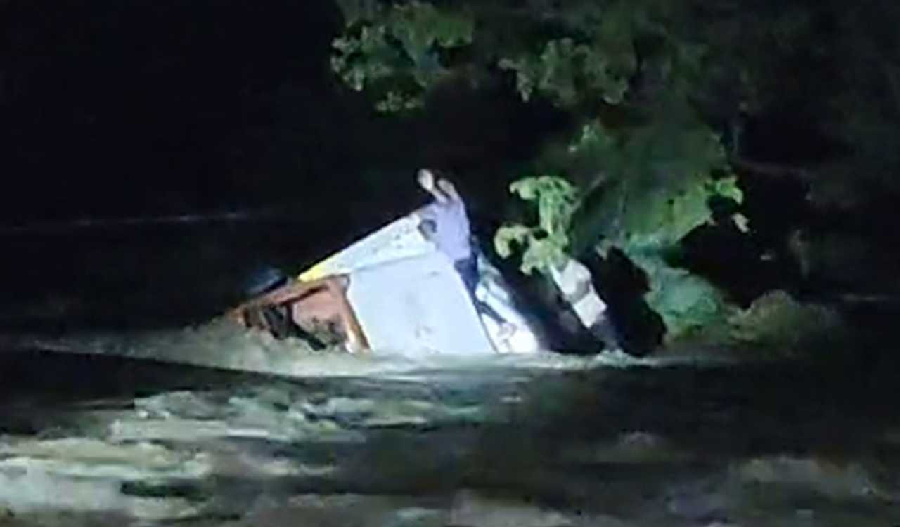 Mini-goods carrier washed away in Mahabubabad town limits